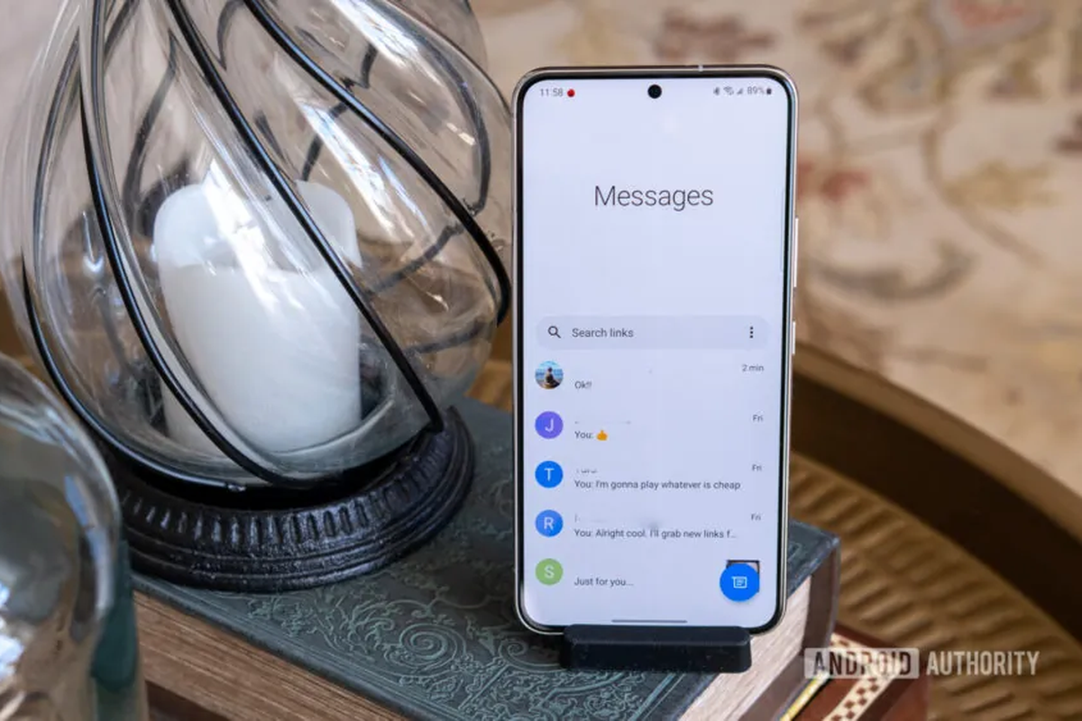 Ilustrasi aplikasi perpesanan Samsung Messages.