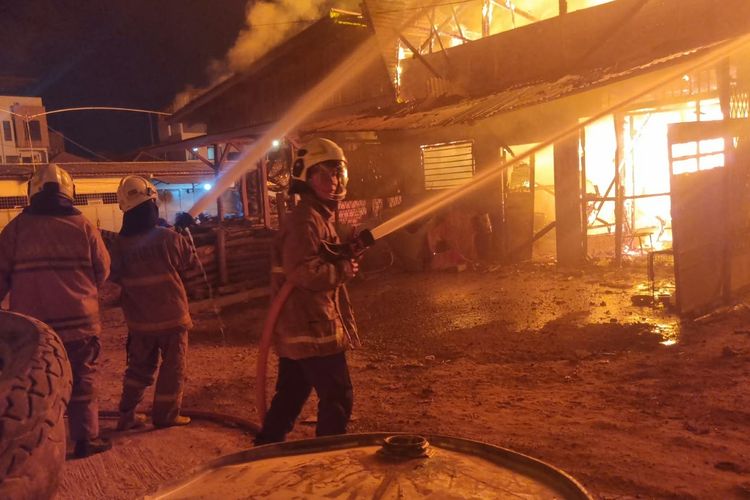 Gudang Kayu di Pluit Jakut Terbakar, Api Merambat ke Bengkel Kapal