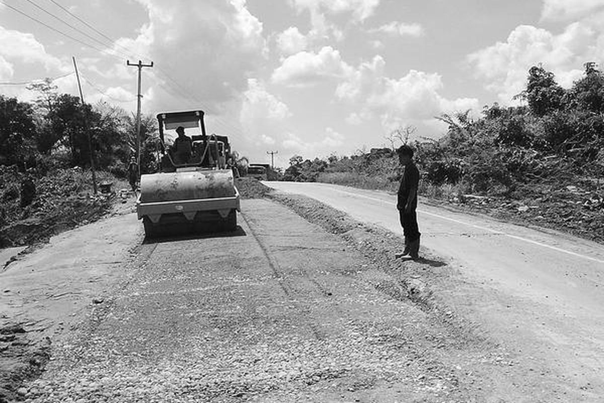Sebuah alat berat memperbaiki jalan longsor di kawasan Peninggalan, Musi Banyuasin, Sumatera Selatan, Selasa (31/8). Secara umum, kondisi jalan Palembang-Jambi saat ini dalam kondisi mulus. Namun, pemudik perlu mewaspadai pasar tumpah di sepanjang jalintim Palembang-Jambi.