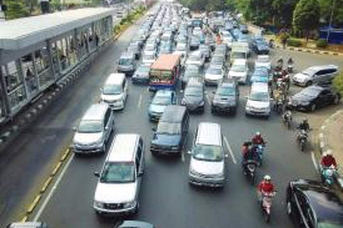 Kemacetan mulai terjadi di kawasan jalan Sudirman arah Semanggi jelang waktu buka puasa, Kamis (18/6/2015) sore.