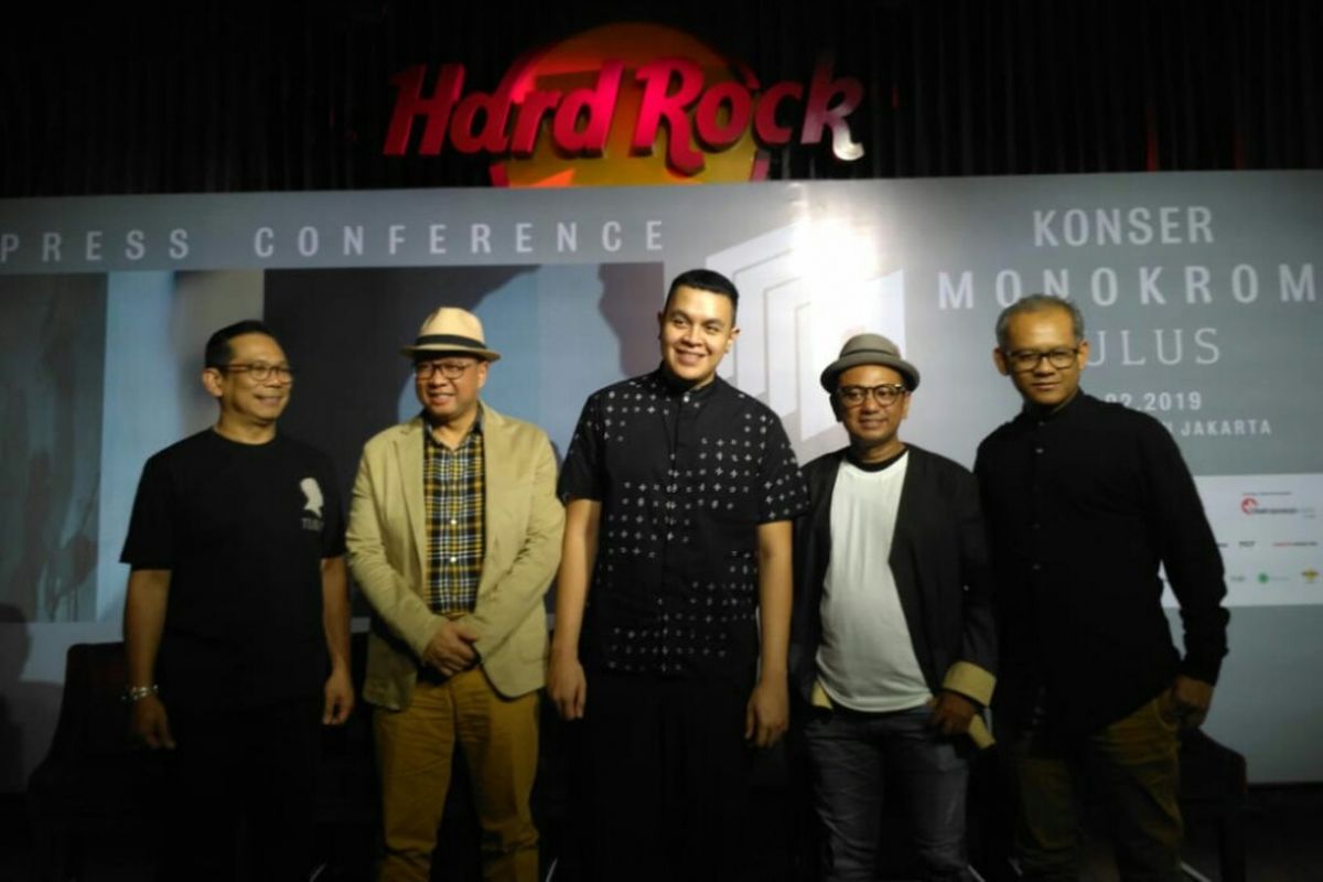 Jumpa pers Konser Monokrom TULUS di Hard Rock Cafe, kawasan SCBD, Jakarta Selatan, Selasa (5/2/2019). Terlihat di dalamnya penyanyi Tulus (tengah), CEO Rajawali Indonesia Anas Syahrul (kedua kanan), dan Direktur Operasional Garuda Indonesia Capt. Bambang Adisurya Angkasa (kiri). 