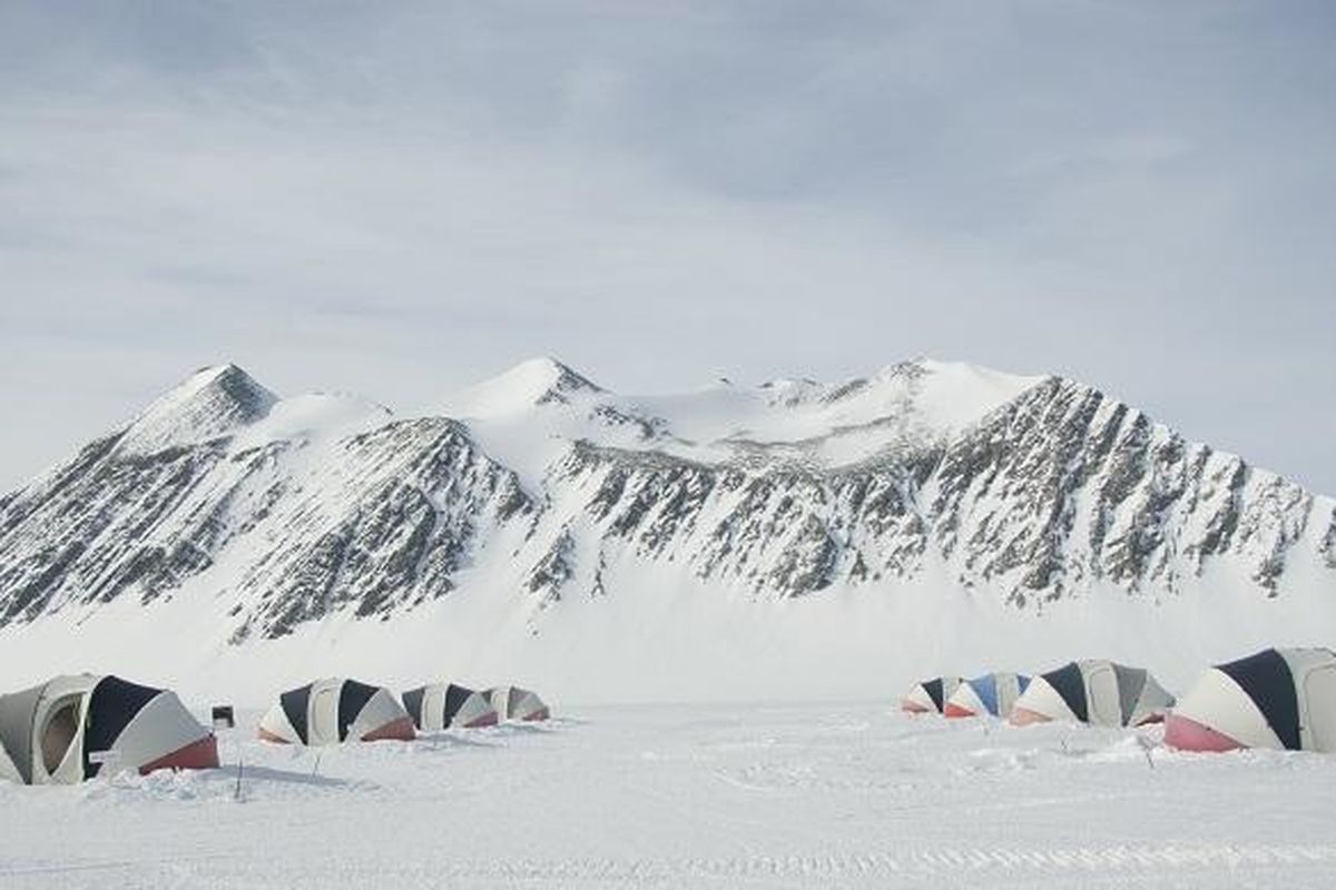 Gunung Vinson Massif di Benua Antartika.