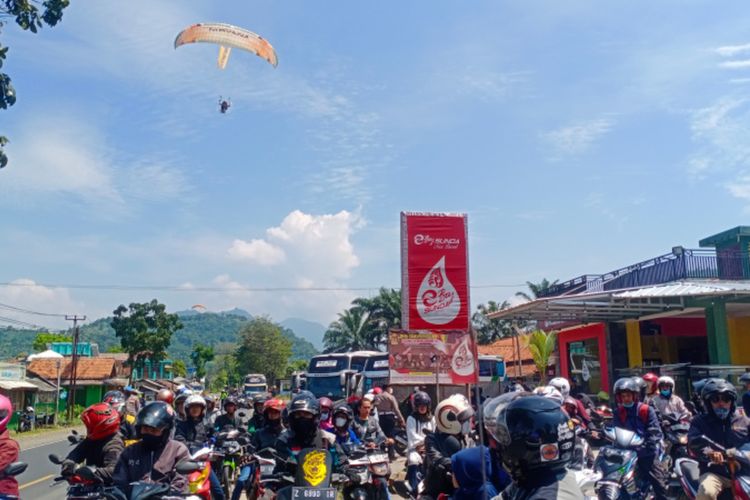 Para motor terbang menyapa pengguna jalan di ruas jalan Limbangan-Malangbong menyampaikan himbauan taat berlalulintas, Senin (09/05/2022)