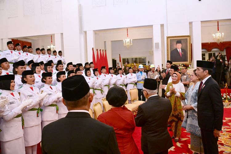 Presiden Joko Widodo berbincang dengan anggota Pasukan Pengibar Bendera Pusaka (Paskibraka) seusai upacara pengukuhan di Istana Negara, Jakarta, Selasa (15/8/2023).