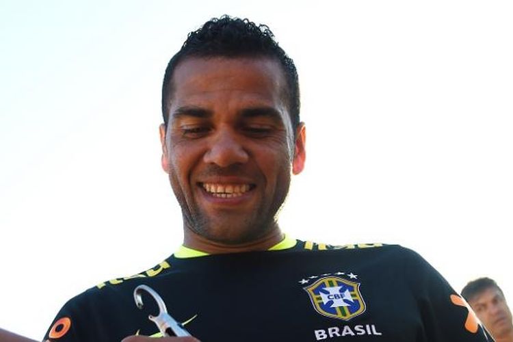 Dani Alves sedang melayani permintaan tanda tangan dari seorang penggemar di California, Amerika Serikat, pada Kamis (2/6/2016). Saat ini, Alves tengah memperkuat tim nasional Brasil di ajang Copa America Centenario.