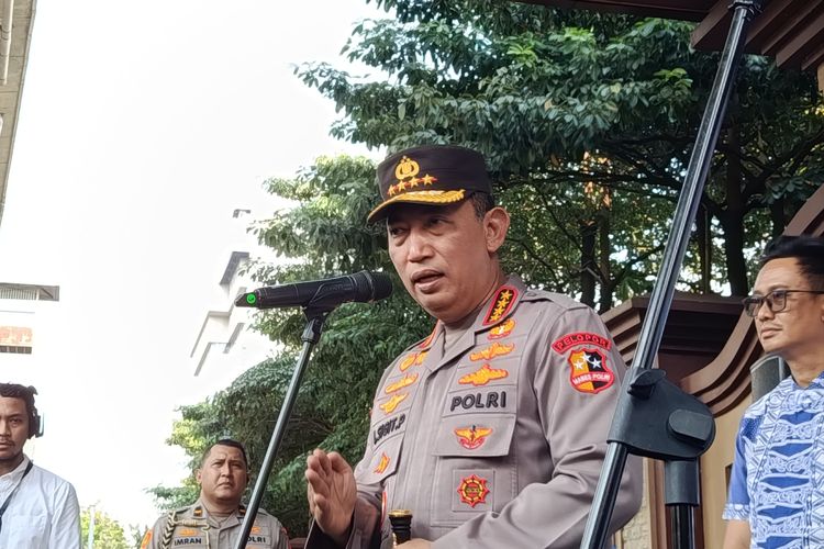 Kapolri Jenderal Listyo Sigit Prabowo saat memberikan keterangan di Lapangan Bhayangkara Mabes Polri, Jakarta, Selasa (29/7/2025).