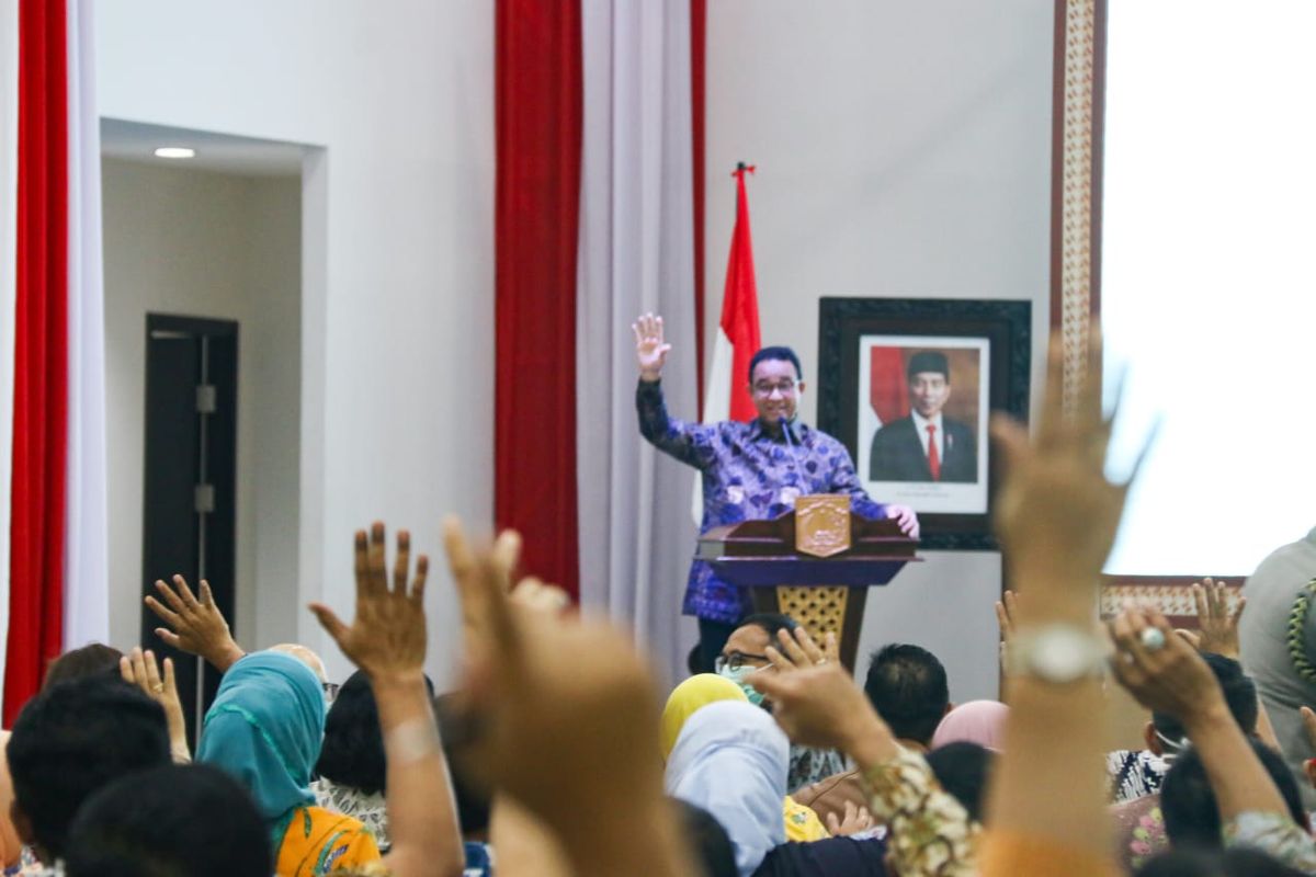 Gubernur DKI Jakarta Anies Baswedan memberikan arahan terkait penanganan covid-19 kepada kepala SKPD, wali kota, camat, dan lurah se-Jakarta di Gedung Dinas Pendidikan DKI Jakarta, Kamis (19/3/2020).