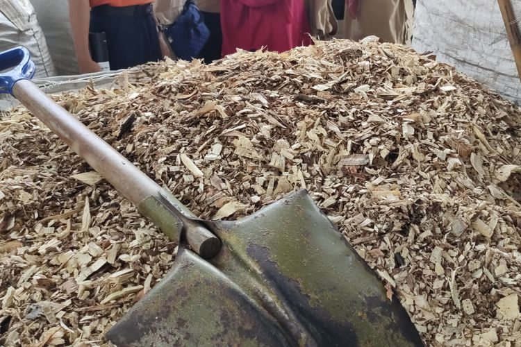 Cacahan limbah kayu di Tempat Pengolahan Akhir Sampah (TPAS) Manggar, Balikpapan, Kalimantan Timur. Hasil olahan limbah ini menjadi bahan co-firing Pembangkit Listrik Tenaga Uap (PLTU) Teluk Balikpapan untuk mengurangi penggunaan batu bara.