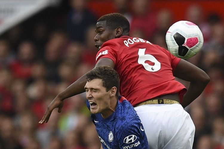 Paul Pogba dan Andreas Christensen berebutan bola pada pertandingan Manchester United vs Chelsea dalam  lanjutan Liga Inggris di Stadion Old Trafford, 11 Agustus 2019. 