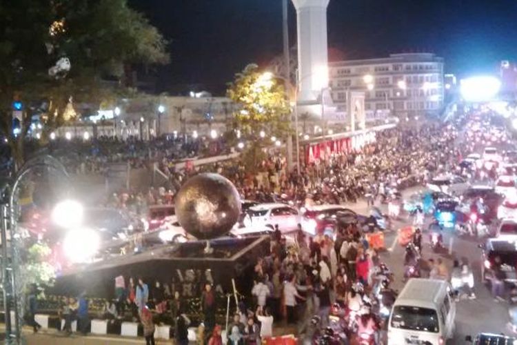 Jutaan orang memenuhi kawasan Alun - alun sampai tumpah ke jalan di Jalan Asia Afrika, Bandung, Jawa Barat. Arus lalu lintas tersendat