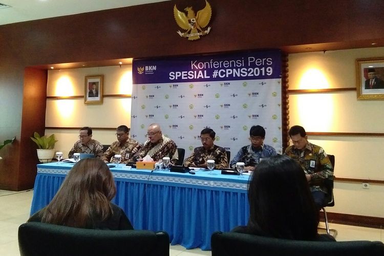 Kepala BKN Bima Haria Wibisana memaparkan perkembangan CPNS formasi 2019, di Gedung Badan Kepegawaian Negara, Jakarta, Kamis (20/2/2020).