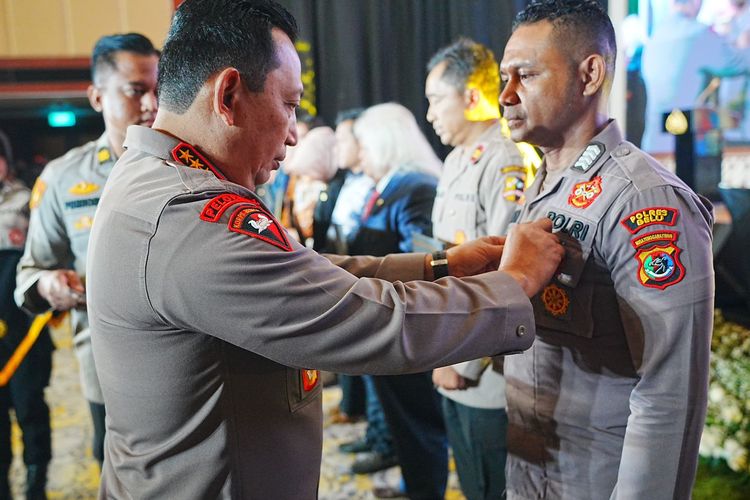 Brigadir Polisi Kepala (Bripka) Nasrul Ikhwan Ninong, saat mendapat pin emas dari Kapolri, Selasa (7/11/2023).