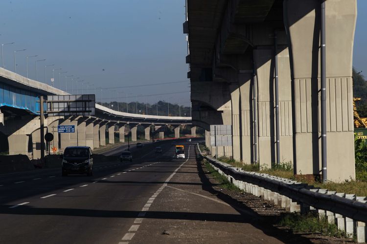 Suasana sepi saat Lebaran pertama di ruas tol Jakarta - Cikampek km 42, Kabupaten Bekasi, Jawa Barat, Minggu (24/5/2020). Pemerintah memberlakukan larangan mudik untuk mencegah penyebaran Covid-19 melalui Operasi Ketupat 2020. Kendaraan pribadi baik motor atau mobil dan kendaraan umum berpenumpang dilarang keluar dari wilayah Jabodetabek.