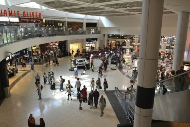 Terminal utara Bandara Gatwick, London.