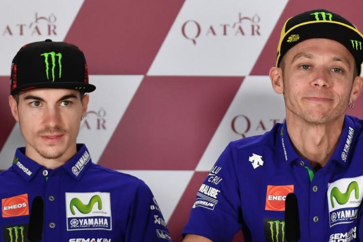 Dua pebalap Movistar Yamaha, Maverick Vinales (Spanyol, kiri) dan Valentino Rossi (Italia), menghadiri konferensi pers jelang GP Qatar di Sirkuit Internasional Losail, Rabu (22/3//2017).
