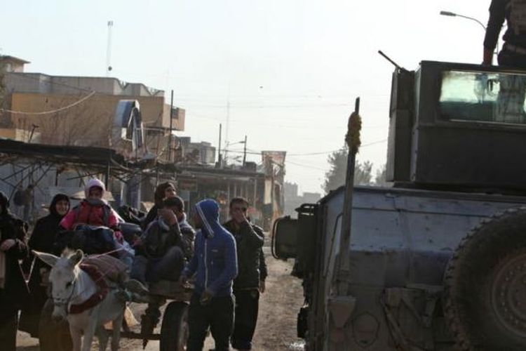 Warga distrik al-Zuhoor, Mosul, mengungsi untuk menghindari pertempuran antara pasukan Irak dan militan ISIS, 8 Januari 2017.