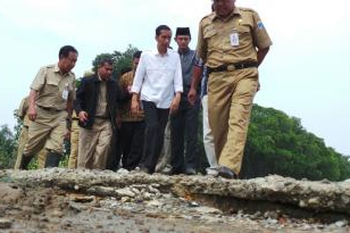 Gubernur DKI Jakarta Joko Widodo saat mengunjungi lokasi pembangunan Waduk di Marunda, Selasa (11/2/2014).