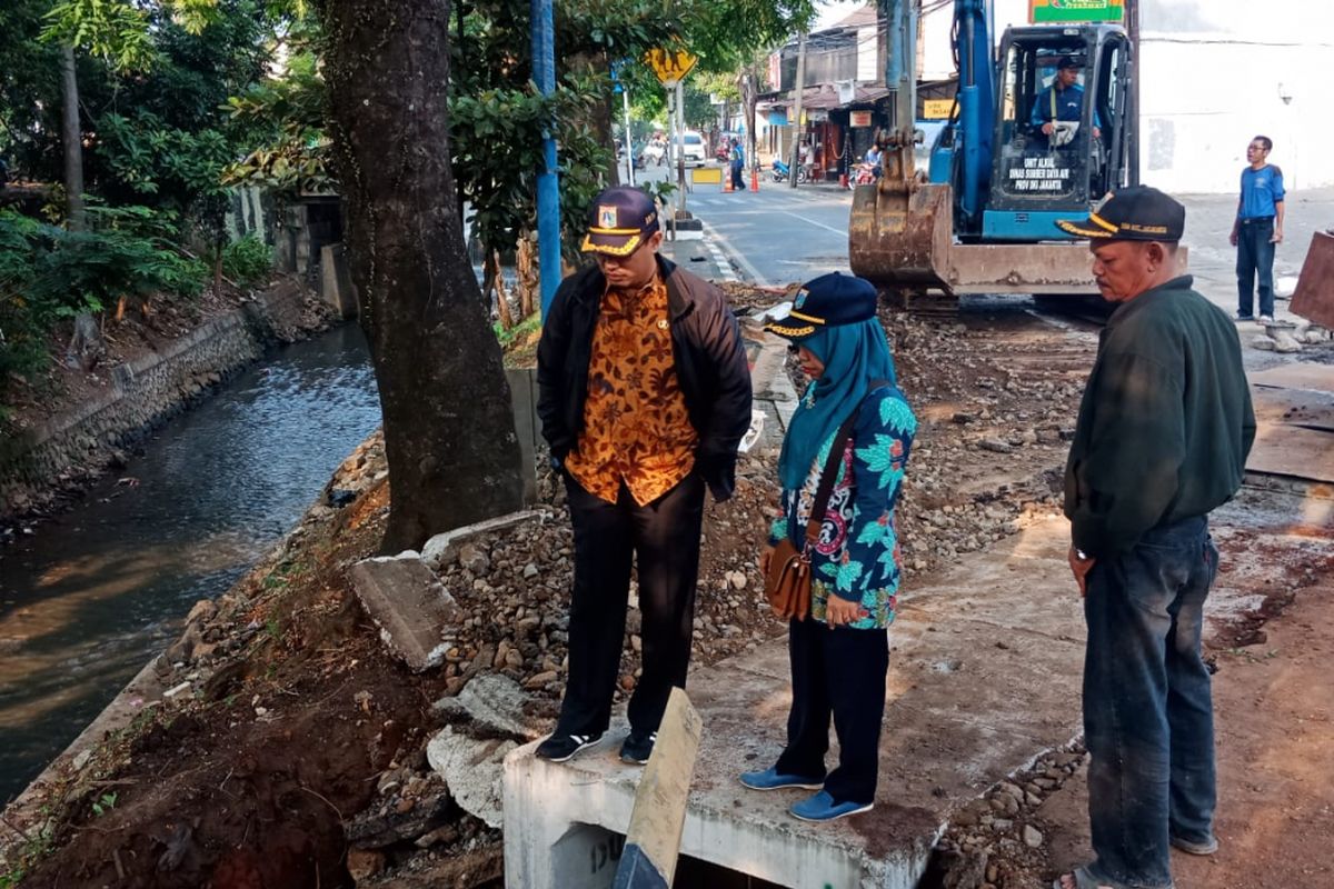 Pembangunan saluran air di Jalan Moh Kahfi II, Jagakarsa, Jakarta Selatan, Kamis (13/9/2018).