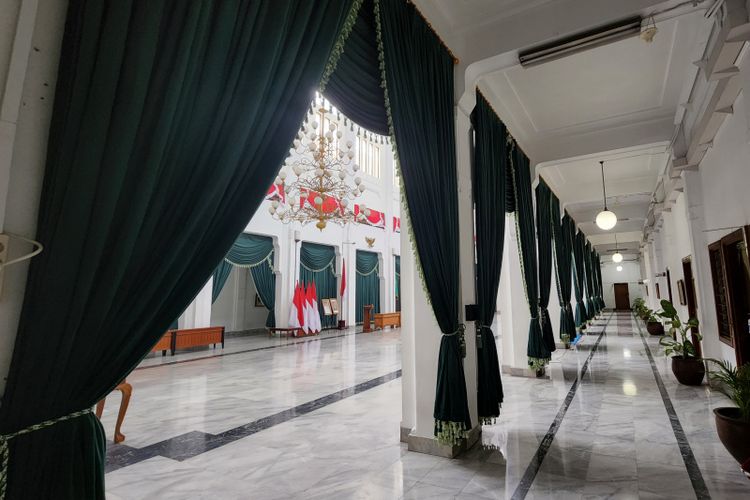 Gorden warna hijau di Aula Timur Gedung Sate, Kota Bandung, Jawa Barat, Selasa (30/8/2022). Pemerintah Provinsi Jawa Barat membeli gorden seharga Rp 1 miliar.