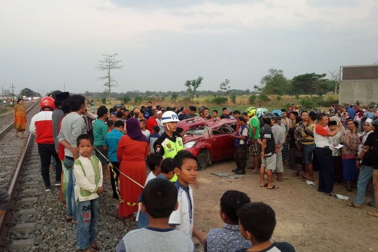 Suasana di lokasi kejadian pasca tertabraknya mobil Datsun GO Panca oleh Kereta Api yang melintas, Kamis (12/9/2019) petang.