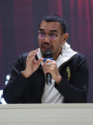 Komite Eksekutif (Exco) PSSI Arya Sinulingga berbicara dalam konferensi pers pembatalan drawing Piala Dunia U20 2023 di GBK Arena, Jakarta, Minggu (26/3/2023) sore WIB.