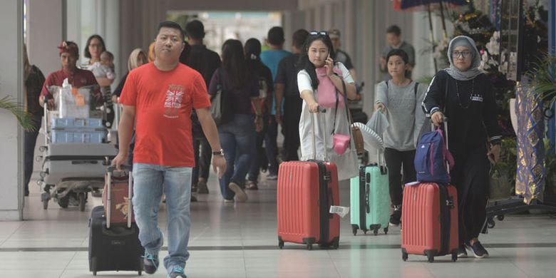 Sejumlah penumpang tiba di Terminal Kedatangan Domestik Bandara Internasional I Gusti Ngurah Rai, Bali, Jumat (4/1/2019).  