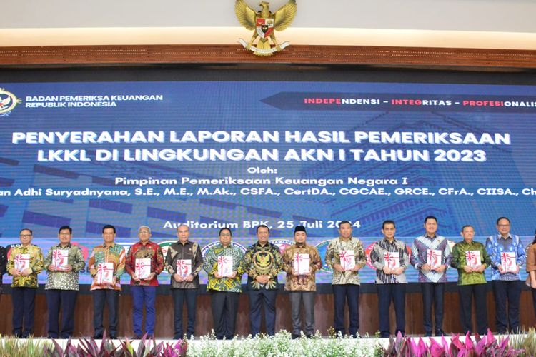  Penyerahan Laporan Hasil Pemeriksaan (LHP) atas Laporan Keuangan LKKL di Lingkungan Auditorat Utama Keuangan Negara (AKN) 1 Tahun 2023 di Auditorium BPK di Jakarta pada Kamis (25/7/2024). 
