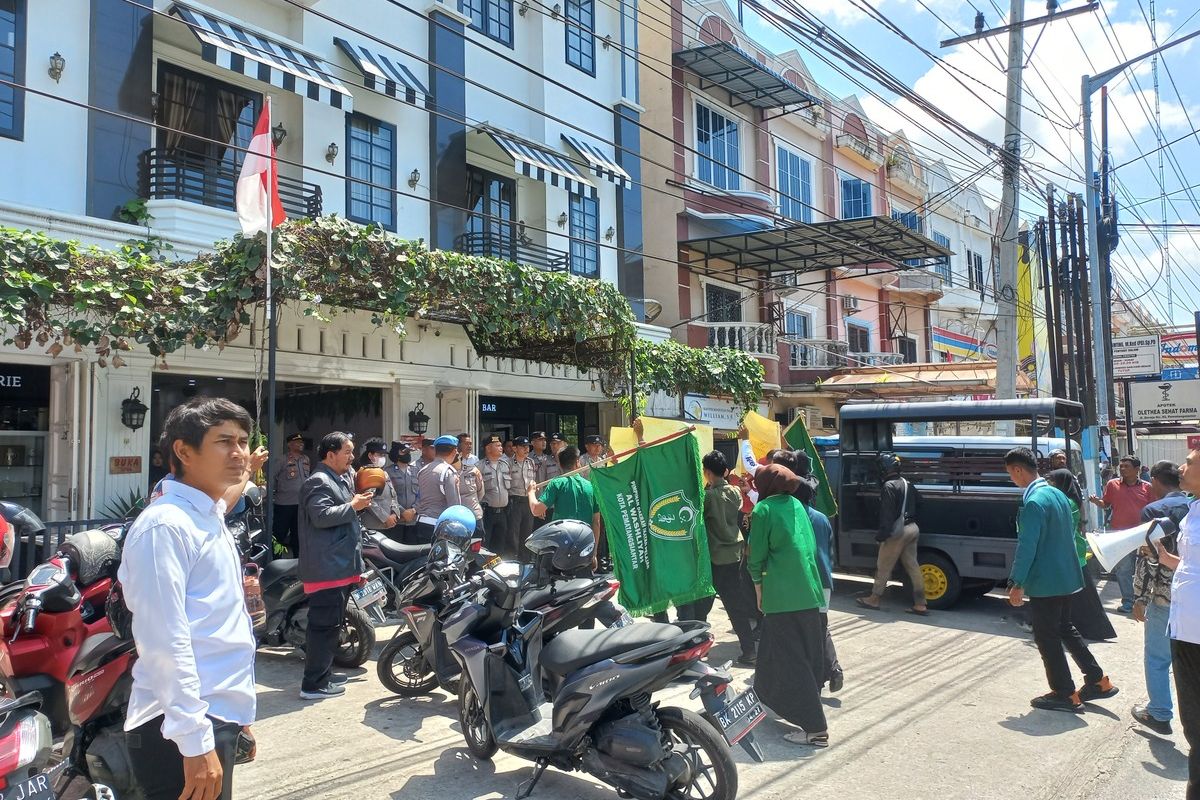 Foto: Unjuk rasa dari Ikatan Pelajar Al Washliyah berunjuk rasa di depan cafe Blue Diamond, Jalan Gereja, Kota Pematangsian?ar, Sumatera Utara, Selasa (12/8/2025).