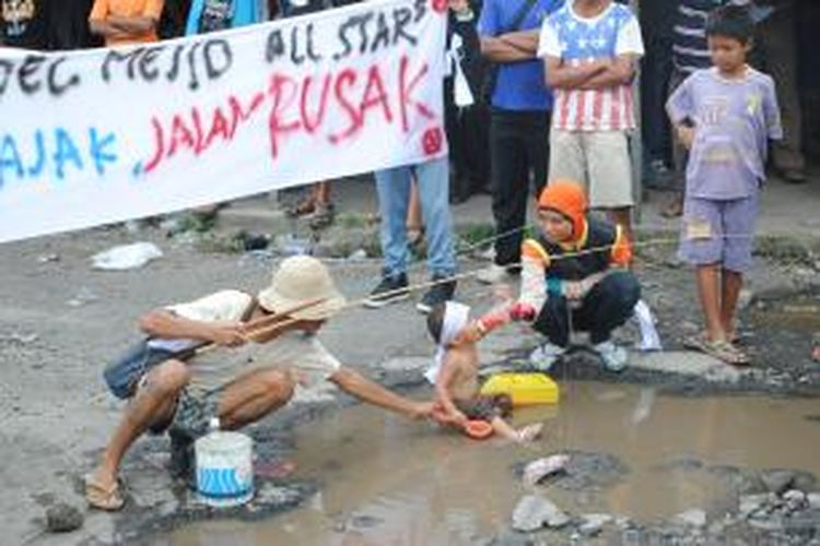 Warga sekitar jalur Talun-Muntilan, Kabupaten Magelang menggelar aksi mendesak Pemkab setempat untuk melakukan perbaikan kerusakan jalan. Senin (10/3/2014) lalu. Jalur itu juga merupakan jalur evakuasi bencana erupsi Merapi. 