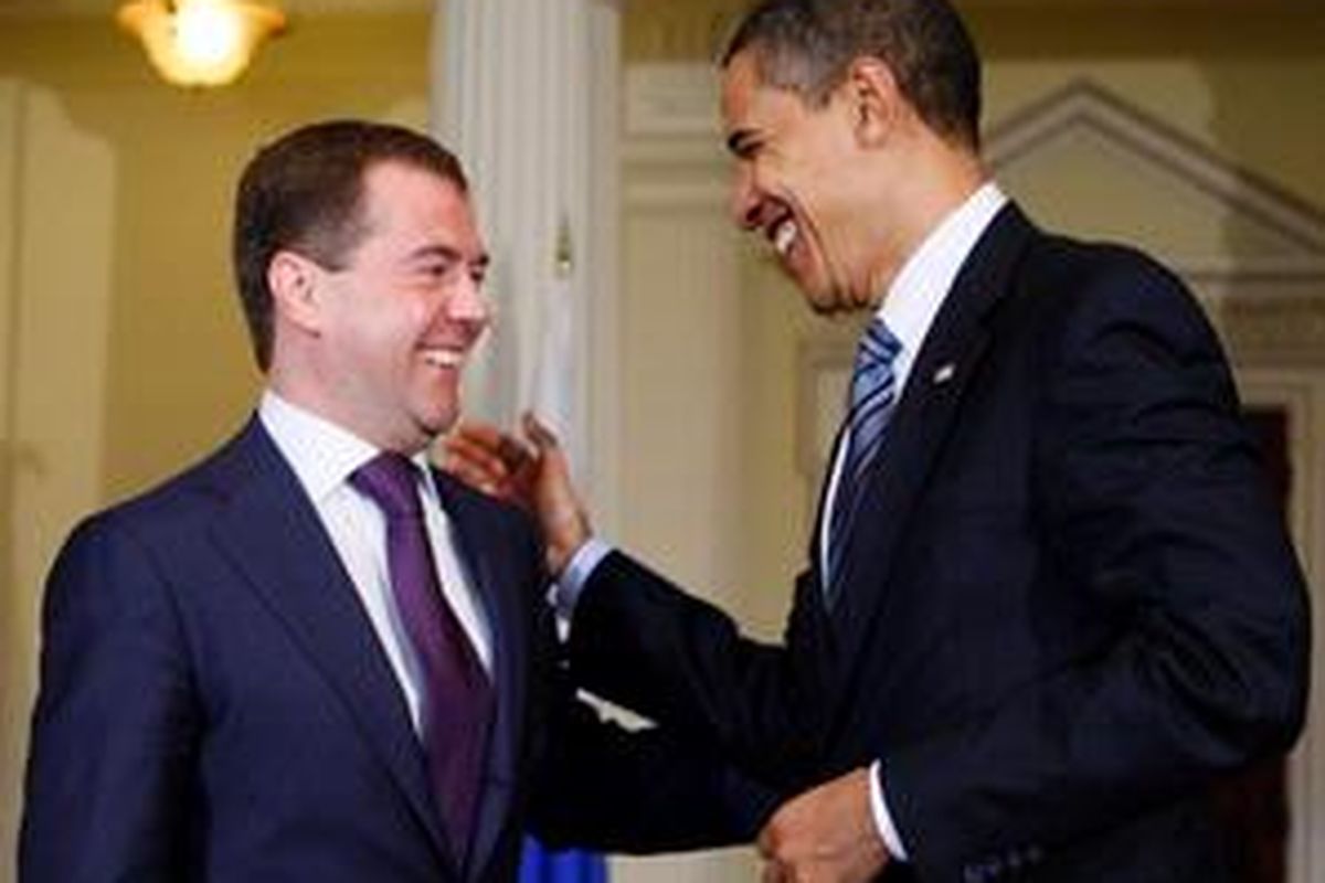 Presiden AS Barack Obama (kanan) bertemu Presiden Rusia Dmitry Medvedev di Winfield House, London, Inggris, Rabu (1/4/2009). 