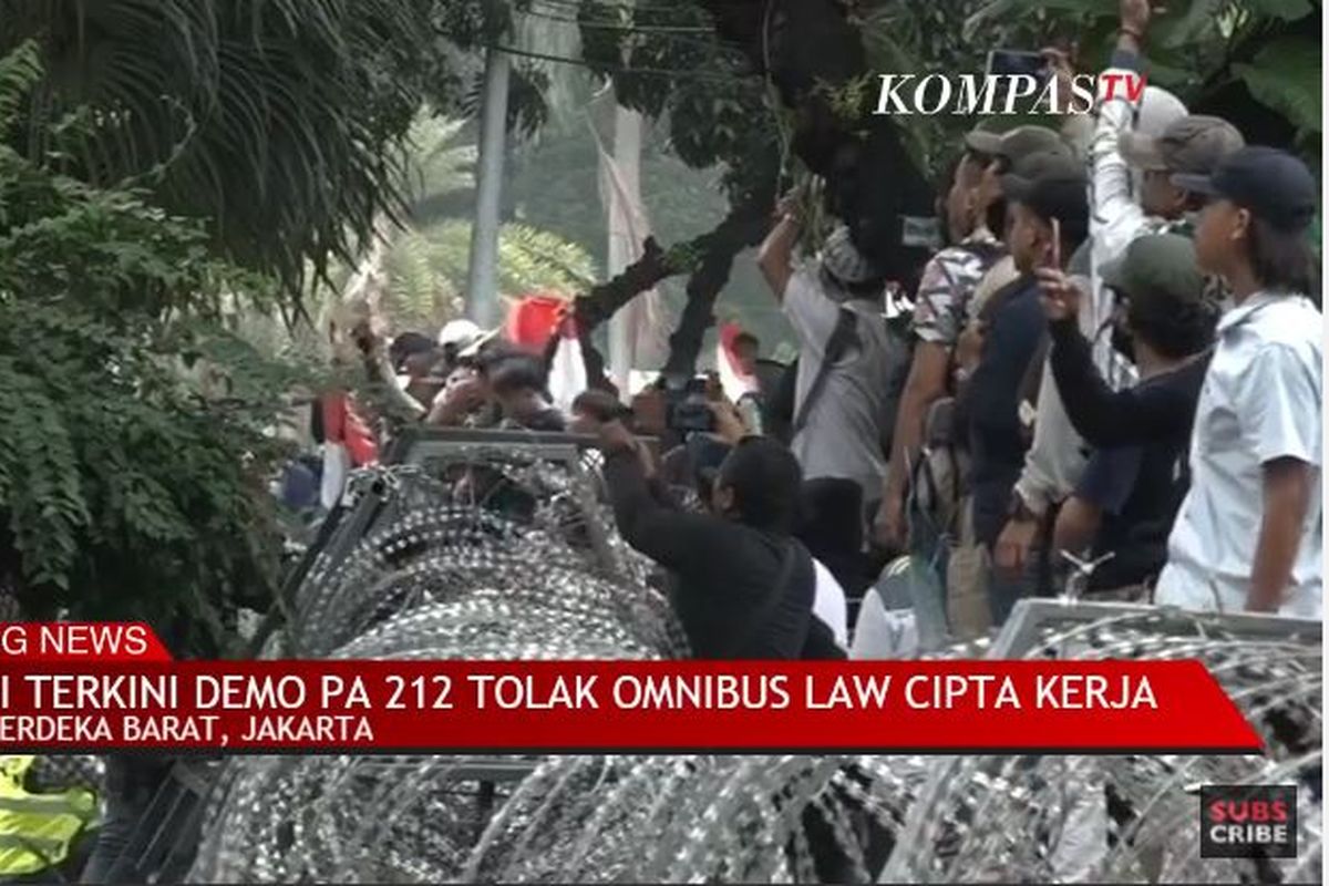 Demo di Jalan Medan Merdeka mulai ricuh. Massa dari kelompok remaja yang datang tanpa atribut identitas kelompok tiba-tiba melempar botol di tengah massa.