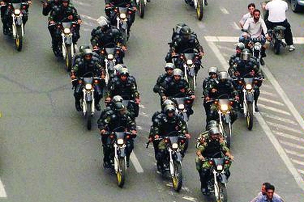 Petugas antihuru-hara Iran menggunakan motor ketika berpatroli di jalanan di Teheran, Senin (22/6). Menurut saksi mata, pasukan antihuru-hara yang dipersenjatai pentungan ini sempat pula menyemprotkan gas air mata ke arah para pendukung calon presiden Iran yang kalah. 