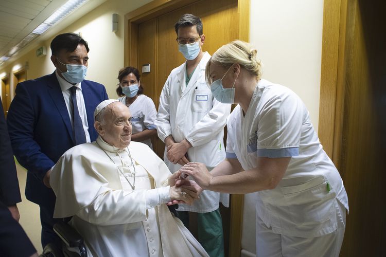 Paus Fransiskus ketika disambut oleh staf Rumah Sakit Agostino Gemelli di Roma, Italia, pada Minggu 11 Juli 2021. Selama sepekan terakhir, Paus harus dirawat di sana karena menjalani operasi usus buntu.