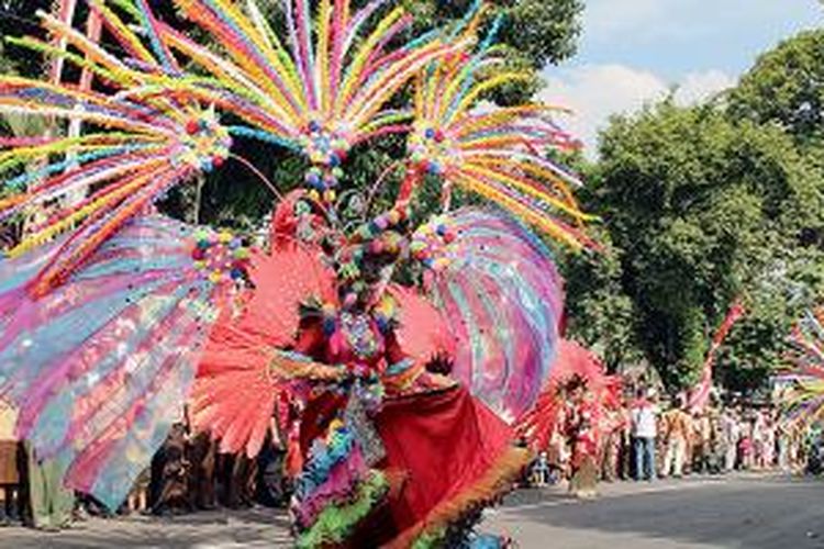 Peserta parade menyemarakkan penyelenggaraan Karnaval Endek Buleleng 2014, yang berlangsung di kawasan Singaraja, Kabupaten Buleleng, Bali, Minggu (10/8/2014). Peserta parade memakai busana yang berbahan kain endek, salah satu jenis tenun ikat khas Bali. 