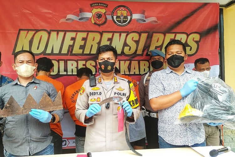 Kepala Polres Sukabumi AKBP Dedy Darmawansyah (tengah) memperlihatkan barang bukti saat konferensi pers di Polsek Cisolok, Sukabumi, Jawa Barat, Jumat (15/7/2022).