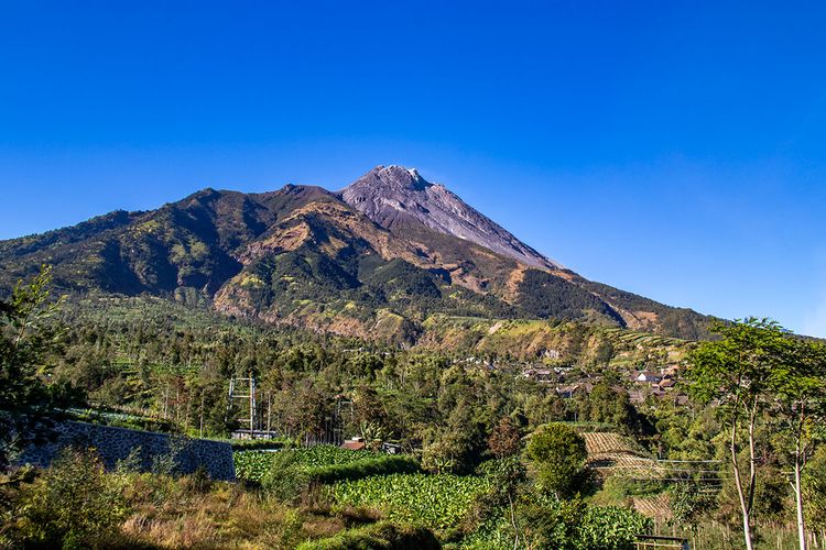 Gunung Merapi, salah satu tempat wisata Magelang.