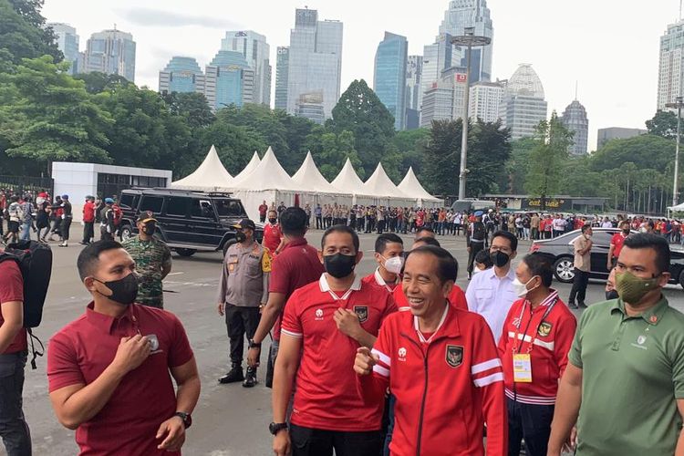Presiden RI Joko Widodo mengenakan jaket merah bergaris putih di lengan. Jokowi datang ke Stadion Gelora Bung Karno Jakarta untuk menyaksikan laga Indonesia vs Kamboja dalam penyisihan Grup A Piala AFF 2022, Jumat (23/12/2022).