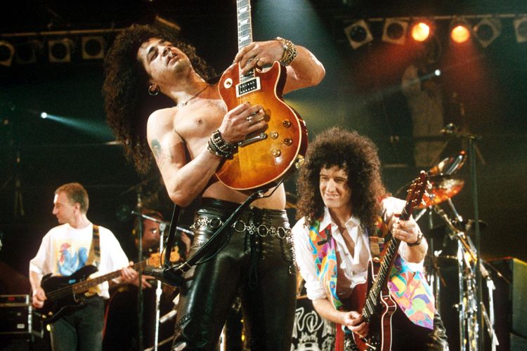 Queen saat tampil di konser tribute untuk Freddie Mercury di Wembley Stadium, London, tahun 1992