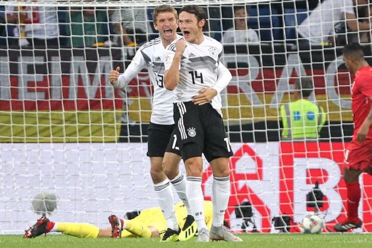 Thomas Mueller dan Nico Schulz merayakan kemenangan Jerman atas Peru di Rhein Neckar Arena, 9 September 2018. 