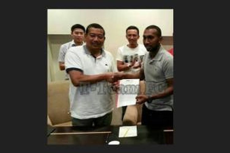 Striker asal Papua, Patrich Wanggai (kanan) dikabarkan akan segera bergabung bersama salah satu klub Malaysia, Persatuan Sepak Bola Daerah Kuala Terengganu. 