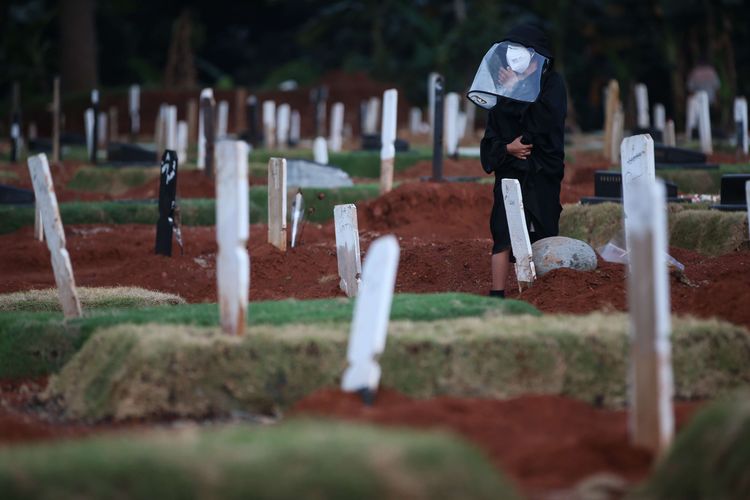 Warga melawat di pemakaman khusus Covid-19 di TPU Pondok Ranggon, Jakarta Timur, Rabu (30/9/2020). Pemerintah Provinsi DKI Jakarta memperluas lahan untuk pemakaman jenazah orang-orang yang meninggal dunia karena terkait dengan Covid-19 di Taman Pemakaman Umum (TPU) Pondok Ranggon, Jakarta Timur. Lahan diperluas karena jumlah jenazah yang dimakamkan dengan protokol Covid-19 terus bertambah setiap hari.