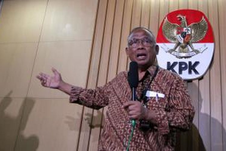 Pelaksana tugas Ketua Komisi Pemberantasan Korupsi (KPK) Taufiequrachman Ruki bersama pimpinan KPK lain memberikan keterangan kepada wartawan terkait hasil arahan Presiden, di Kantor KPK Jakarta, Rabu (25/2/2015). Sebelumnya Presiden memanggil pimpinan KPK, Polri, dan Kejaksaan, menekankan agar sinergitas tiga instansi penegak hukum tersebut semakin ditingkatkan, penurunan ego sektoral, dan membangun kepercayaan publik.