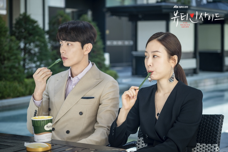 Seo Hyun Jin dan Lee Min Ki dalam serial drama romantis The Beauty Inside (2018).