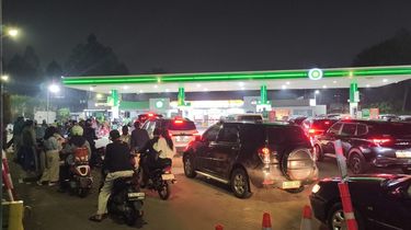 Isu BBM Naik, Antrean di SPBU BP Bintaro Mengular Hingga Malam Hari