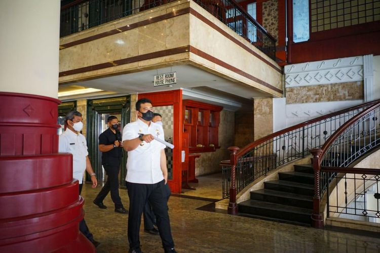 Wali Kota Medan, Bobby Nasution meninjau Hotel Soechi di Jalan Cirebon yang akan digunakan sebagai tempat isolasi bagi warga Medan yang terpapar Covid-19.