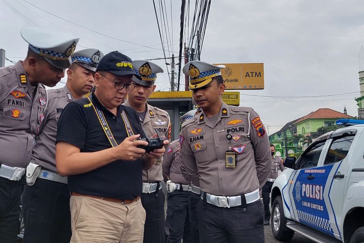 Anggota Ditlantas Polda Jateng melihat pengoperasian drone untuk memantau arus lalu lintas