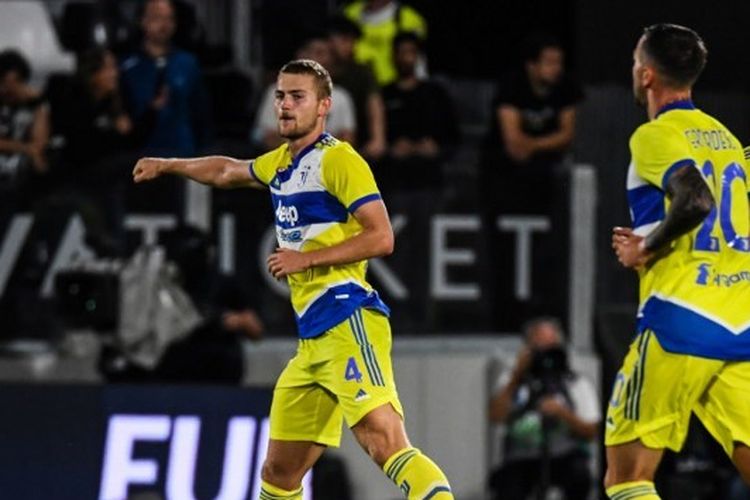 Matthijs de Ligt merayakan gol kemenangan yang ia cetak dalam laga Spezia vs Juventus pada pekan kelima Liga Italia 2021-2022 di Stadion  Alberto Picco, Rabu (22/9/2021) malam waktu setempat. (Foto oleh ANDREAS SOLARO/AFP)