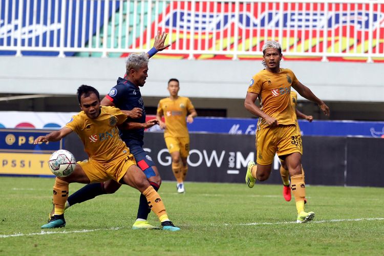 Pemain Bhayangkara FC Jajang Mulyana (kanan) saat melawan Arema pada laga pekan 2 Liga 1 2021-2022 yang berakhir dengan skor 1-1 di Stadion Pakansari Bogor, Minggu (12/9/2021) sore.