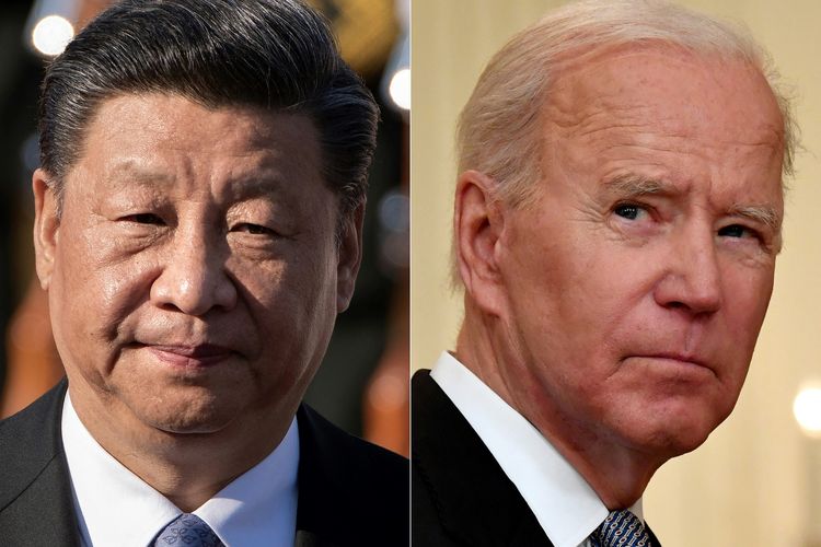 Presiden China Xi Jinping (kiri) saat menyambut Presiden Bulgaria Rumen Radev di Beijing pada 3 Juli 2019, dan Presiden Amerika Serikat Joe Biden ketika berbicara di Gedung Putih, Washington DC pada 17 Mei 2021.