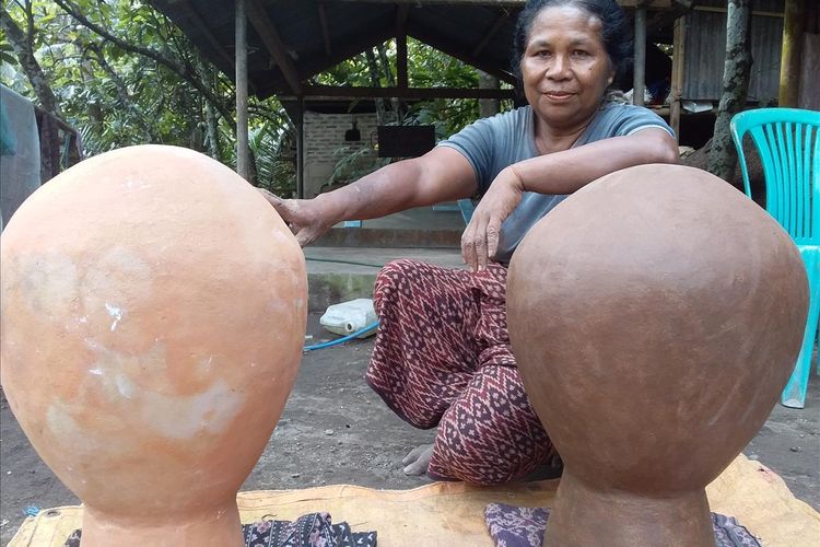 Foto : Mama Anastasia pose di depan gerabah di halaman rumahnya di Dusun Dusun Gedo, Desa Wolo Koli Kecamatan Bola, Kabupaten Sikka, Flores, NTT, Sabtu (10/8/2019).